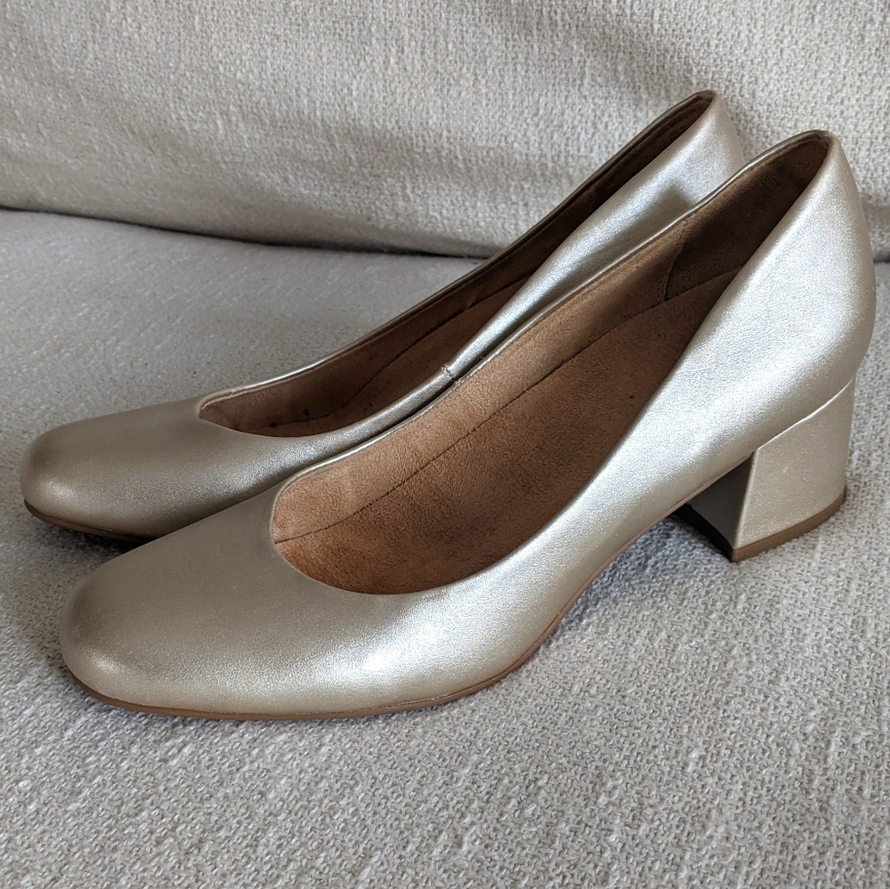 CHAMPAGNE-COLOURED ALMOND-TOE HEELS